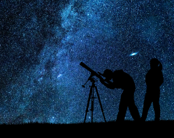 siluetas de un hombre y una mujer mirando a través de un telescopio en un cielo estrellado